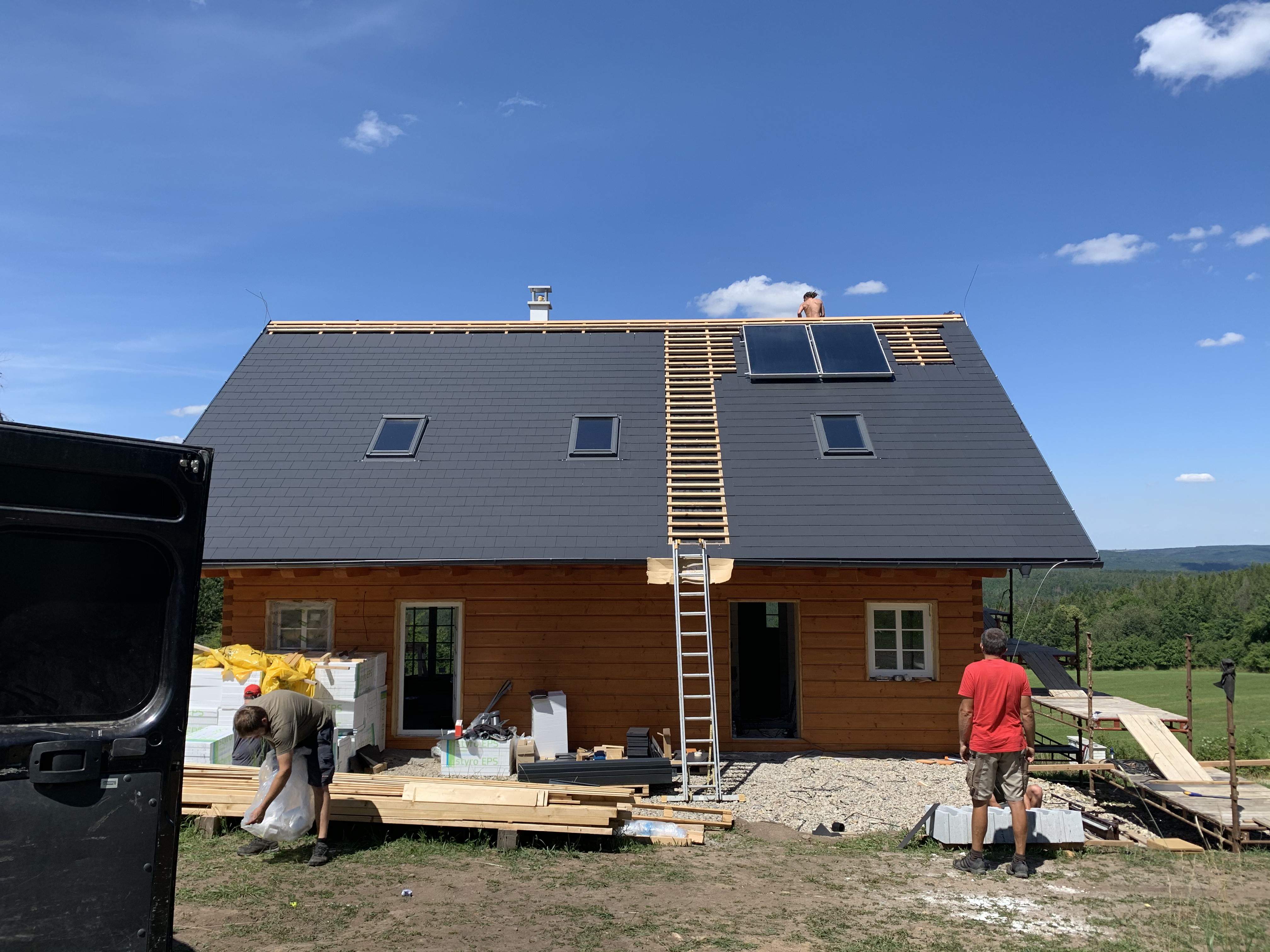 Solární ohřev instalovaný na dřevostavbě nedaleko Berouna