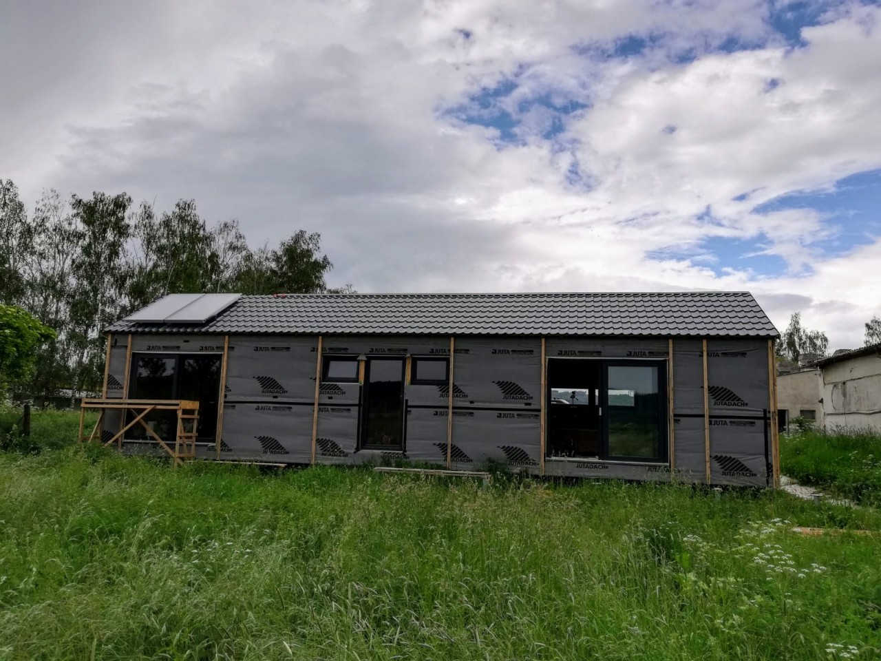 Instalace solárních kolektorů na mobilní dřevostavbě poblíž Dvora Králové