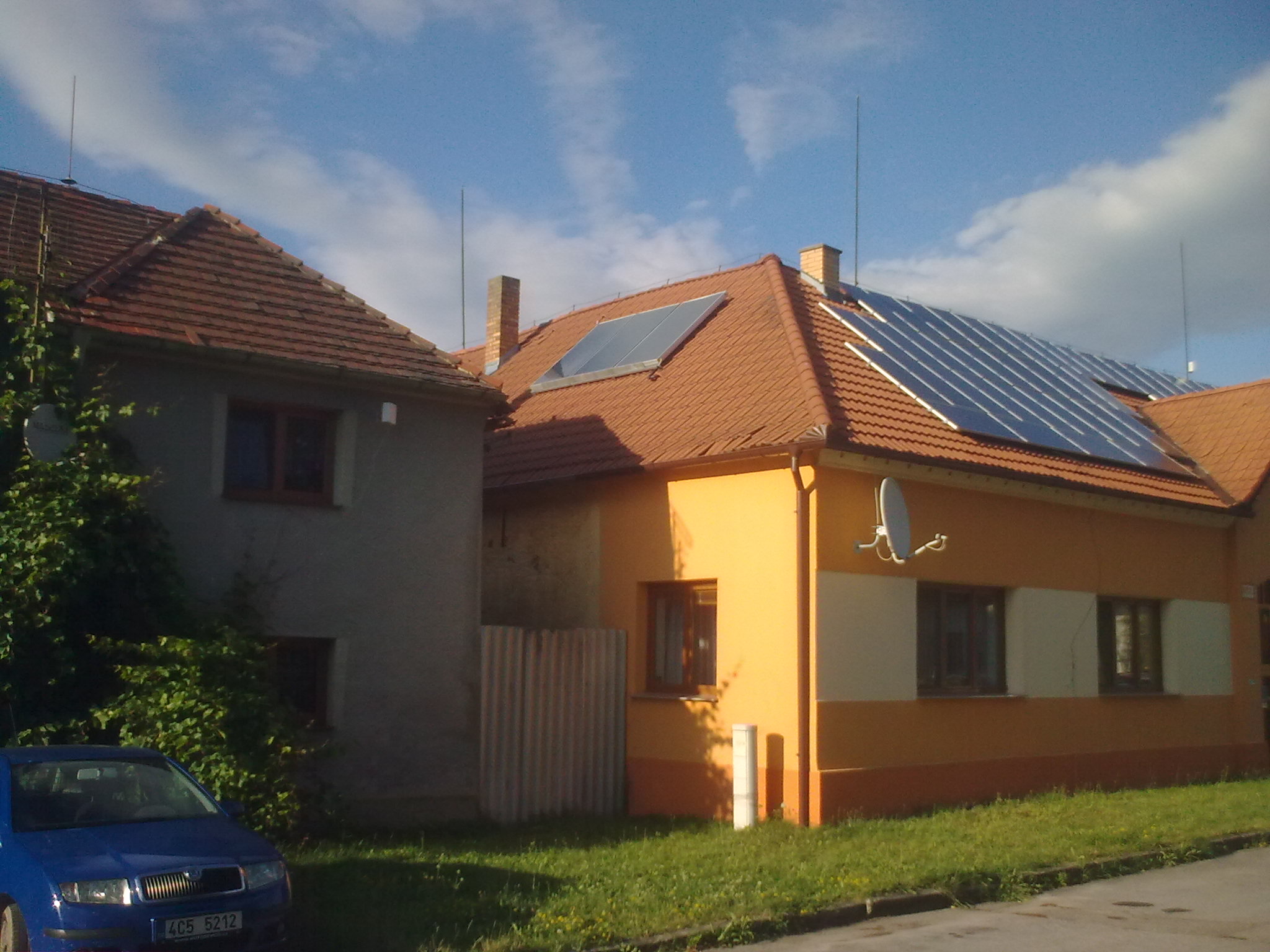 Solární kolektory jsou proti fotovoltaice procházka růžovou zahradou.