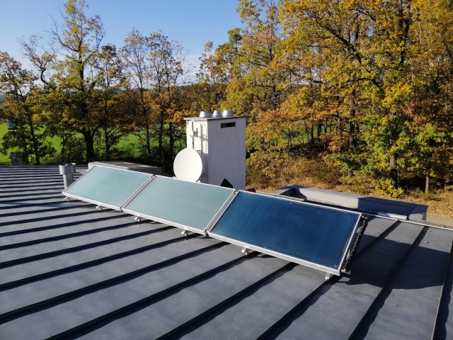 Solární kolektory Energy Evo na plechové střeše